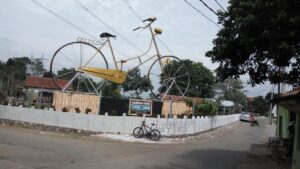 Sepeda Onthel Terbesar di Dunia Ada di Waroeng Gowes Sultan Kabupaten Bandung