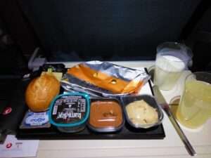 20 Kode Makanan Khusus dalam Penerbangan yang Harus Diketahui, Termasuk Kode Makanan Halal